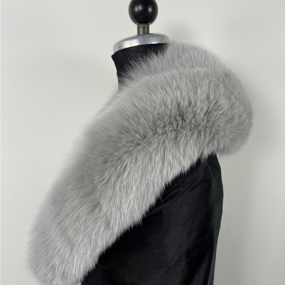 Elegant Gray Fur Collar - Picture 3 of 8